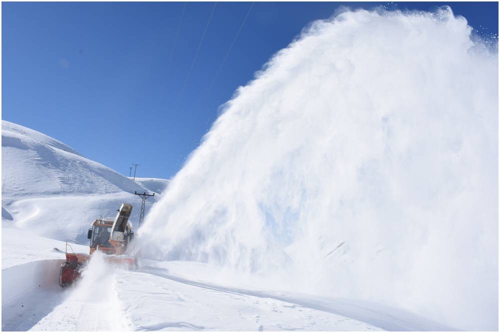 Bitlis&rsquo;te hayat durdu, 335 yerleşim yeri ulaşıma kapandı.