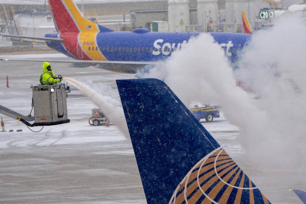 ABD'de yoğun kar yağışı nedeniyle binlerce uçuş iptal edildi