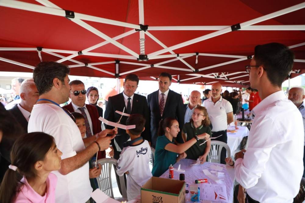 Akyazı Bilim Şenliği Büyük İlgi Gördü 