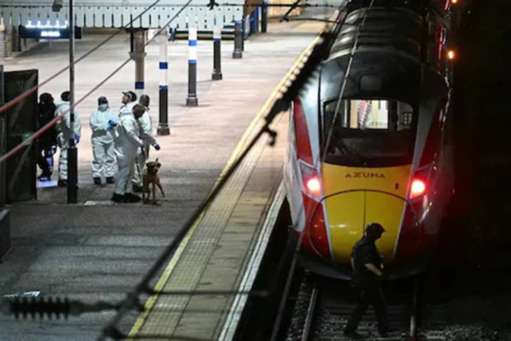 İngiltere'de trende bıçaklı saldırı