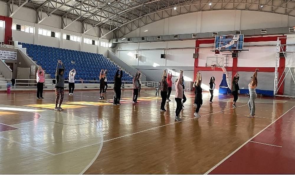 Narlıdere Belediyesi'nin açtığı aerobik kurslarına katılan kadınlar güne sağlıklı, enerjik ve zinde başlıyor   