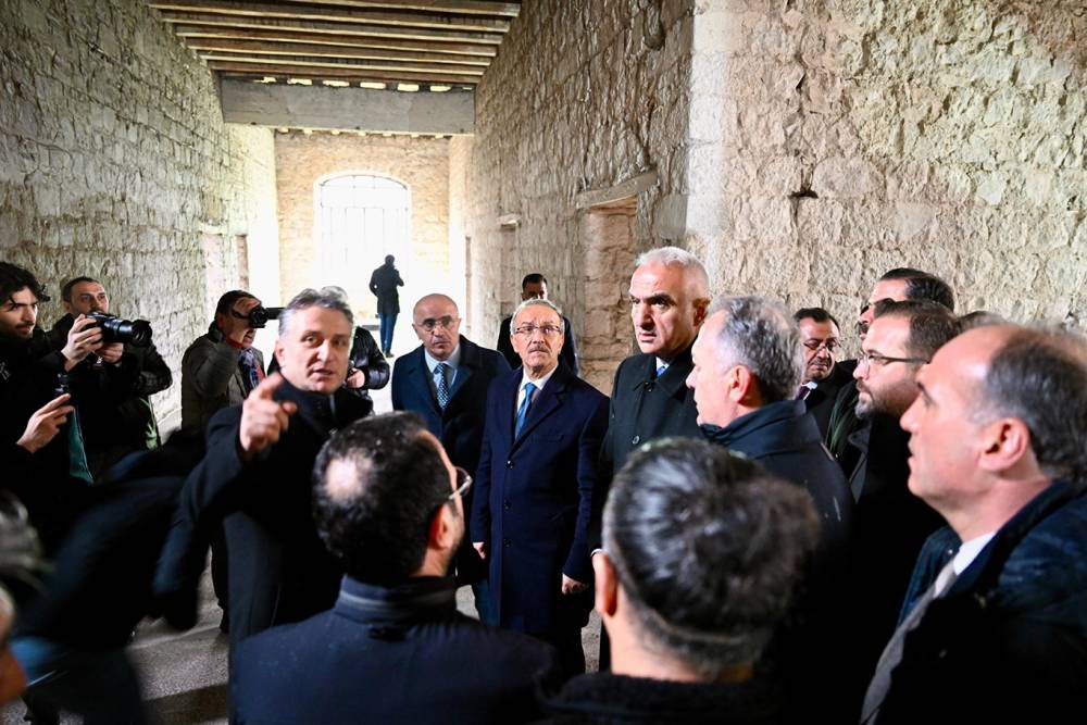 Bakan Ersoy Malatya'da restorasyonu s&uuml;ren tarihi yapılarda incelemelerde bulundu