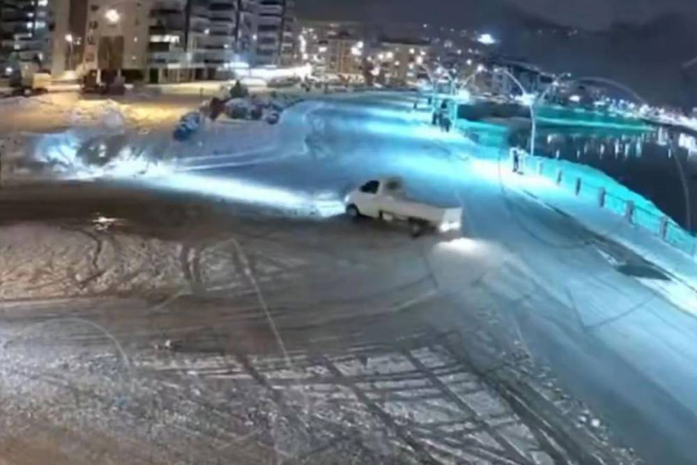 Karlı yolda kamyonetle drift atan s&uuml;r&uuml;c&uuml;ye ceza yağdı