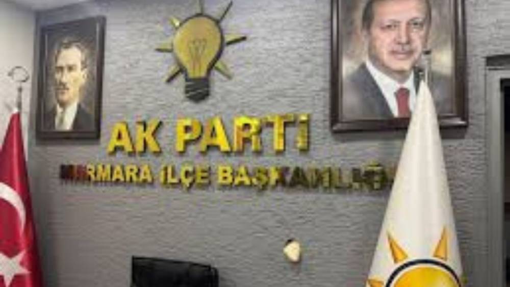 Balıkesir&rsquo;de AK Parti Marmara İl&ccedil;e Başkanlığı&rsquo;na taşlı saldırı 