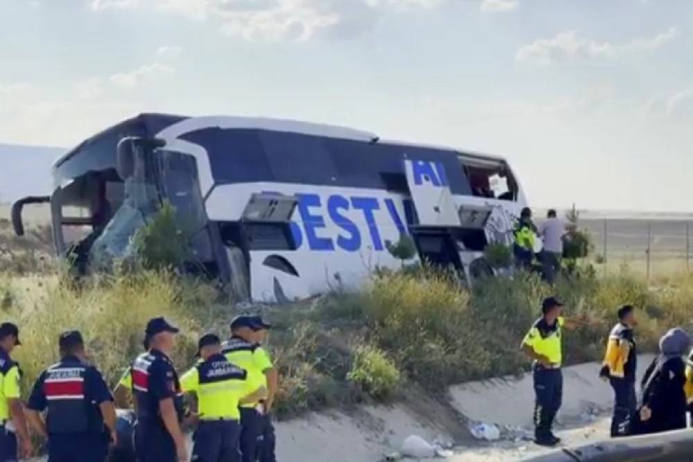 Ankara-Niğde Otoyolu'nda yolcu otob&uuml;s&uuml; devrildi: 44 yaralı