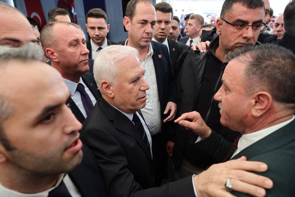 Bursa B&uuml;y&uuml;kşehir Belediye Başkanı Bozbey&rsquo;e yumruklu saldırı girişimi: 1 g&ouml;zaltı