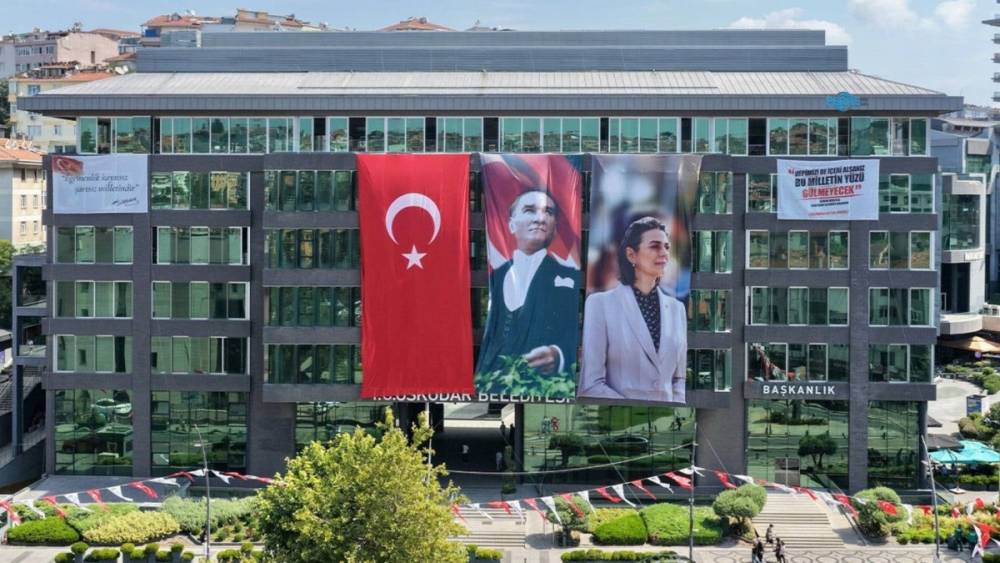&Uuml;sk&uuml;dar Belediyesi&rsquo;nde 3 tutuklama 