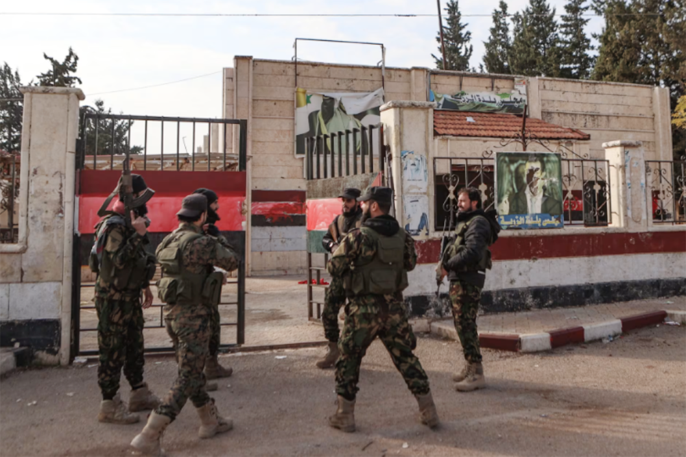 Halep'te gergin bekleyiş: Eğitim, mesai ve u&ccedil;uşlar askıya alındı