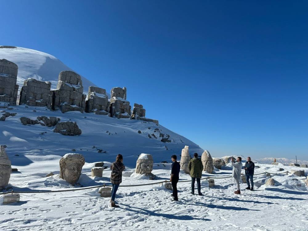 Beyaza bürünen Nemrut Dağı'na turist akını 