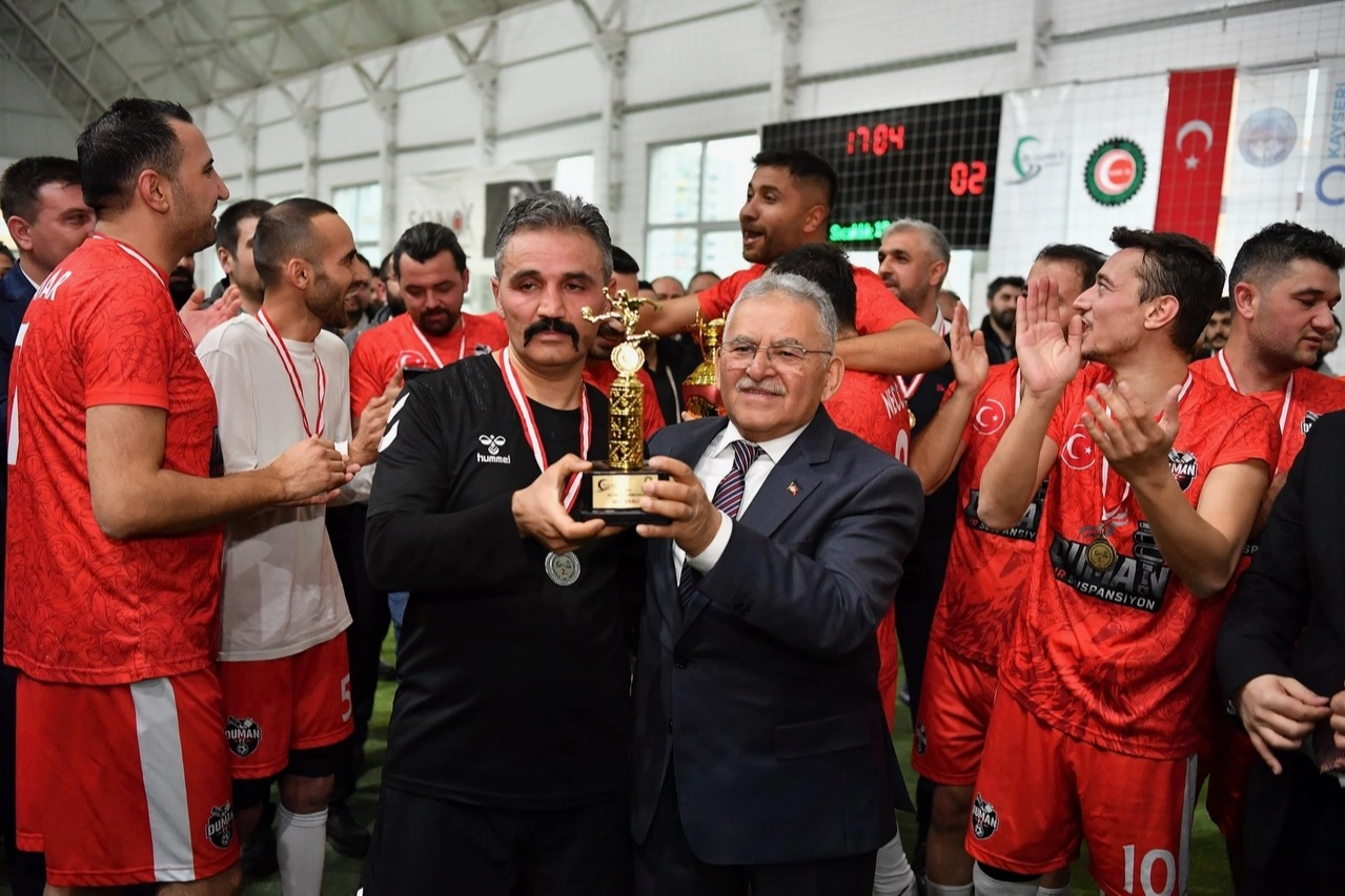 Memduh B&uuml;y&uuml;kkılı&ccedil; halı sahaya ayak bastı