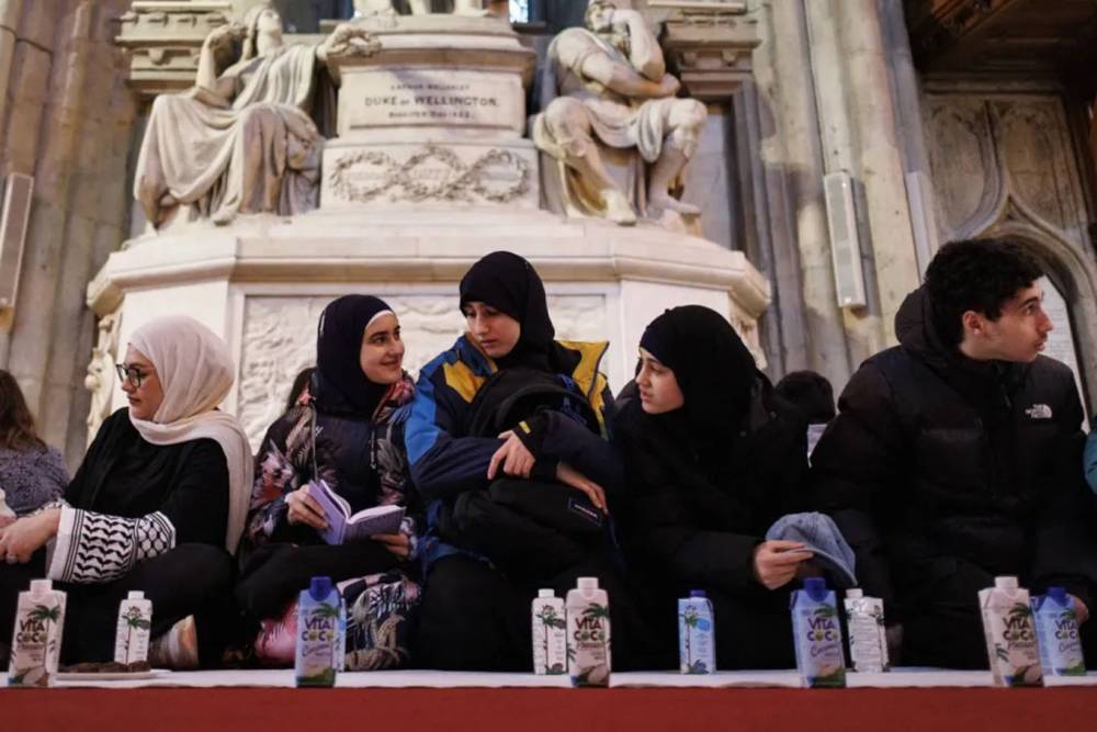 M&uuml;sl&uuml;man gen&ccedil;ler kamusal alandan dışlanıyor