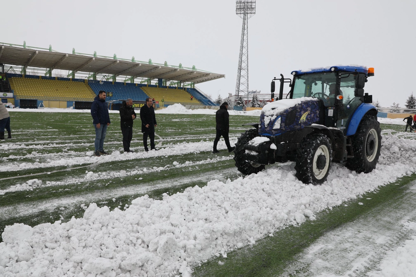 Ağrı&rsquo;da m&uuml;d&uuml;r trakt&ouml;rle sahaya indi