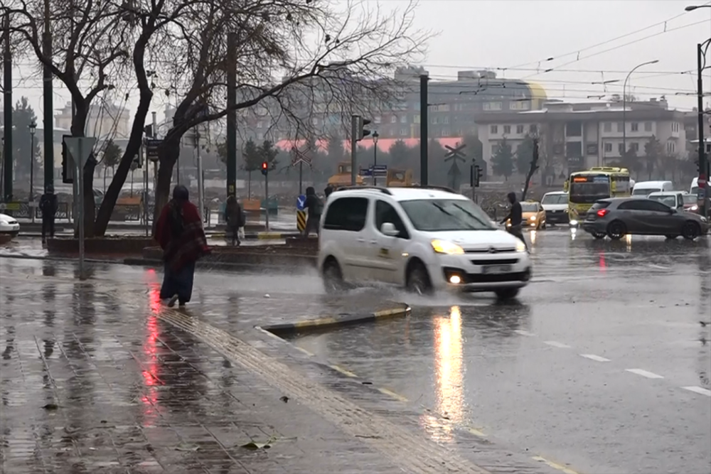 Meteoroloji'den fırtına, kuvvetli yağış, kar ve &ccedil;ığ uyarısı