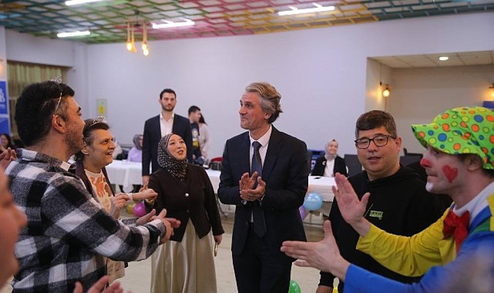 Bayrampaşa'da engel tanımayan doğum g&uuml;n&uuml; sevinci