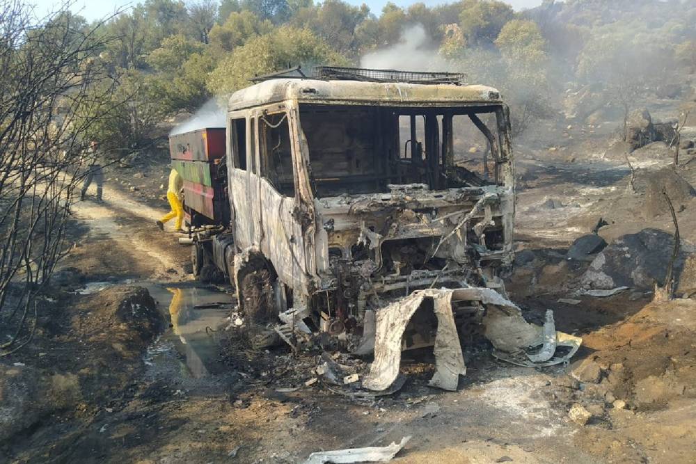 Aydın'da yangına m&uuml;dahale eden araz&ouml;z alevlerin arasında kaldı
