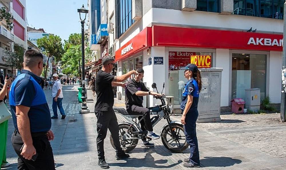 Karşıyaka &Ccedil;arşısı'nda ara&ccedil; denetimleri s&uuml;r&uuml;yor