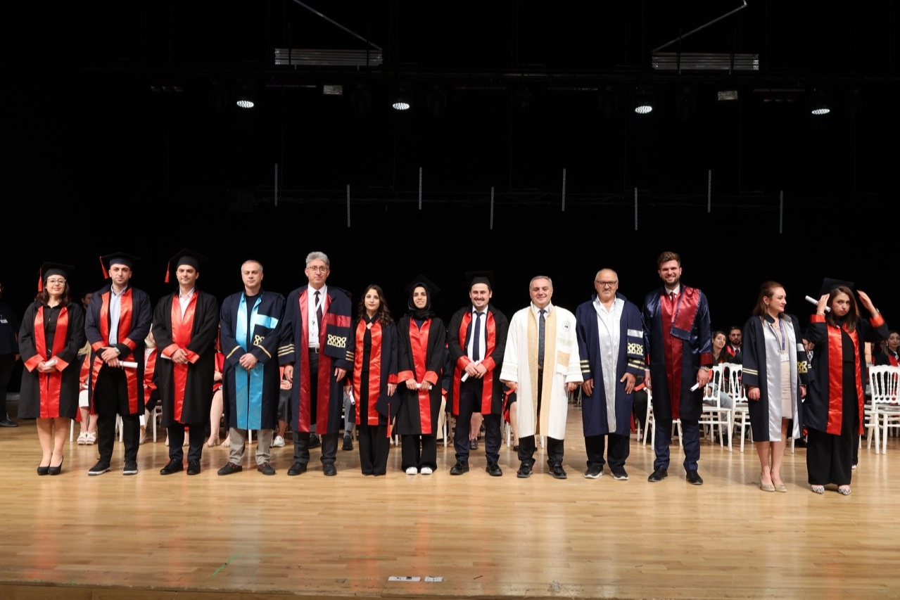 ER&Uuml;&rsquo;de lisans&uuml;st&uuml; mezuniyet sevinci yaşandı