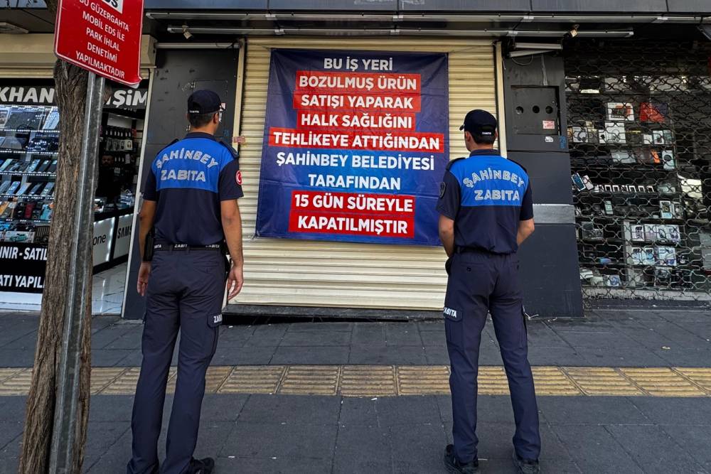 Gaziantep'te bozuk &uuml;r&uuml;n satan d&ouml;ner işletmesi 15 g&uuml;n kapatıldı
