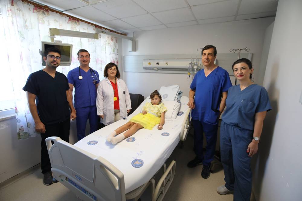 Nadir damar hastalığı olan &ccedil;ocuk T&uuml;rkiye'de 5 &ouml;zel cihazla ameliyat edildi