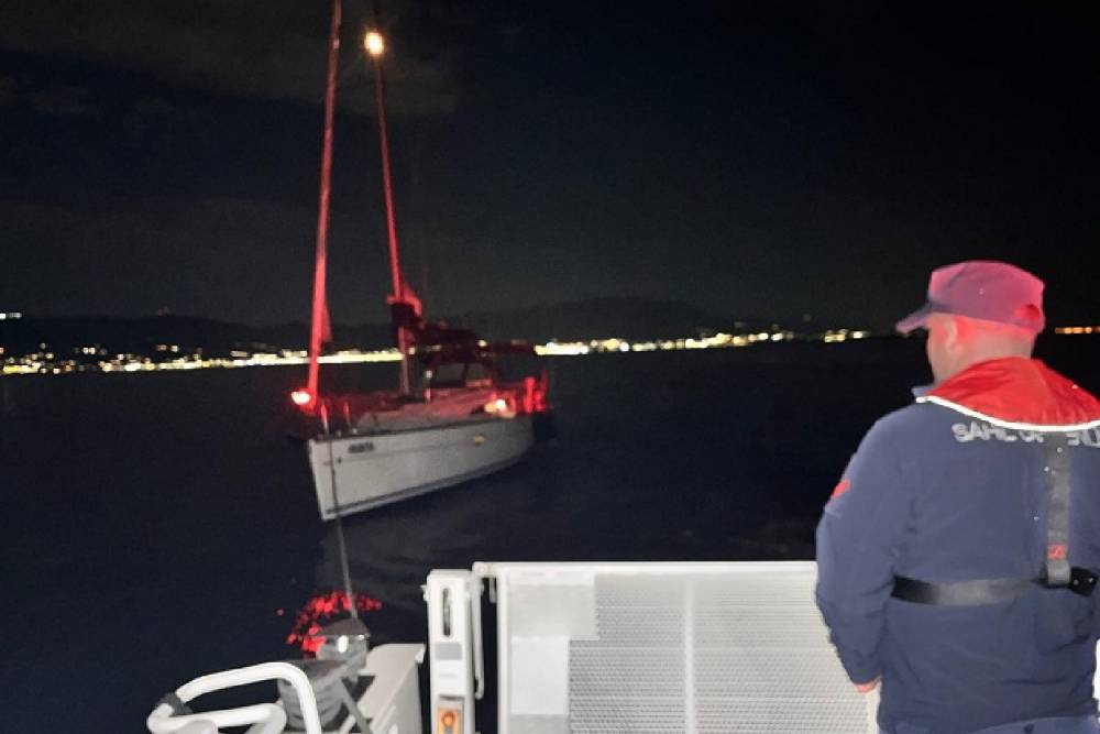 Muğla&rsquo;da arızalanan teknedeki 2 kişi kurtarıldı