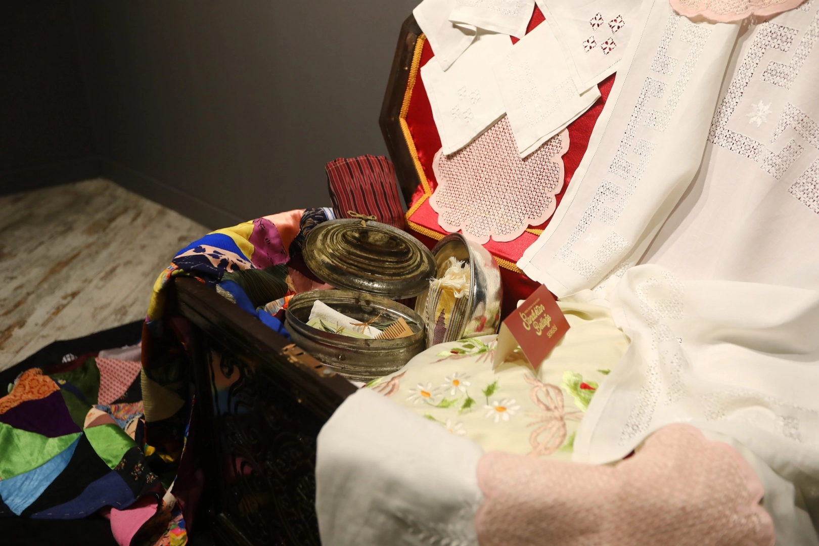 '' Meral Dai&rsquo;nin 70 Yıllık &Ccedil;eyizi&rdquo; sergisi a&ccedil;ıldı