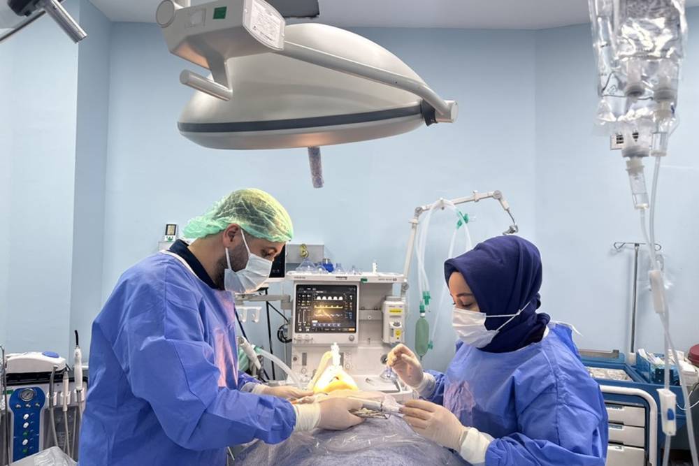 Batman'da kemik yetersizliği olan hastaya sin&uuml;s lift ameliyatı yapıldı