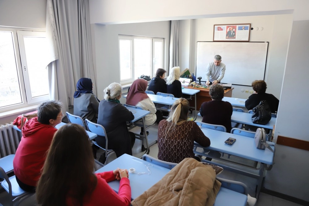 Eskişehir&rsquo;de kadınlara evde tamir kursu tamamlandı