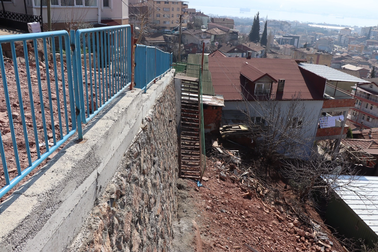 İzmit Yenidoğan&rsquo;da tehlikeli alan g&uuml;venli hale getirildi