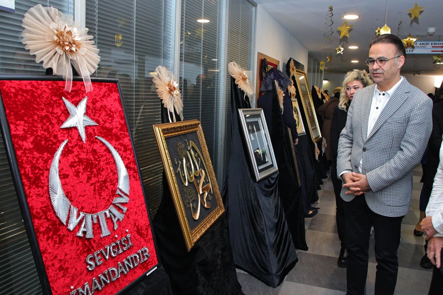 İzmir&rsquo;de &ldquo;Sanatın Diliyle Değerlerimiz&rdquo; sergisi a&ccedil;ıldı