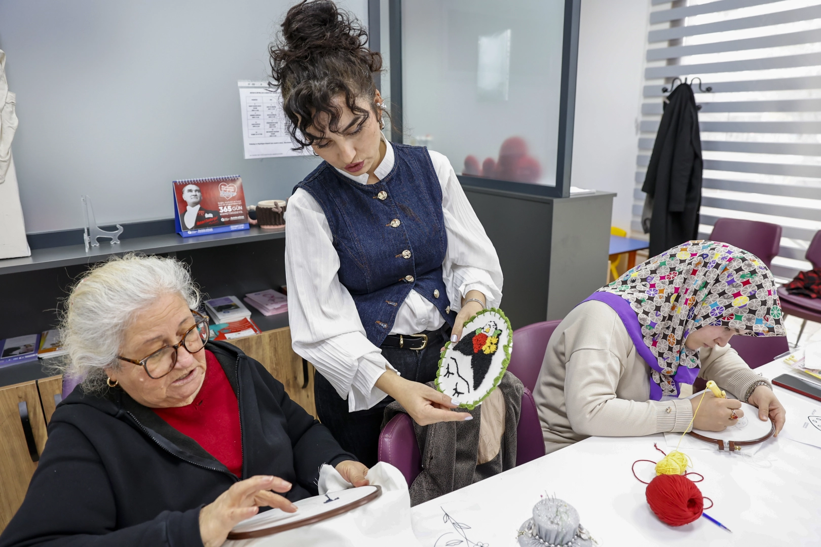 Antalya&rsquo;da kadınlar el sanatlarını yaşatıyor