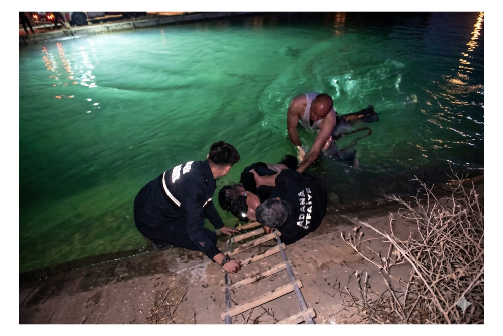 Adana&rsquo;da sulama kanalına devrilen otomobilin s&uuml;r&uuml;c&uuml;s&uuml; hayatını kaybetti