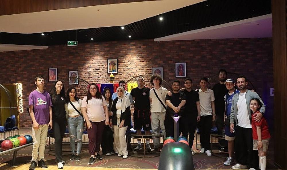 Maltepe'deki Bowling Turnuvası Gençlerin Eğlence Dolu Anlarına Ev Sahipliği Yaptı