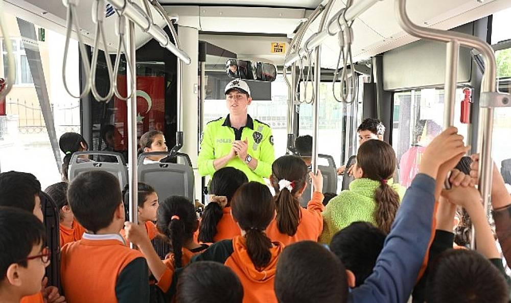 Nezaket Otobüsü Öğrencilere Trafikte Davranış Kurallarını Öğretiyor