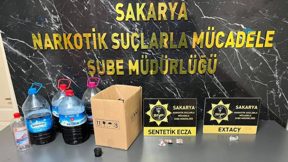 Sosyal medyada tehdit i&ccedil;erikli paylaşım yaptı: Evinden ka&ccedil;ak alkol ve uyuşturucu &ccedil;ıktı 