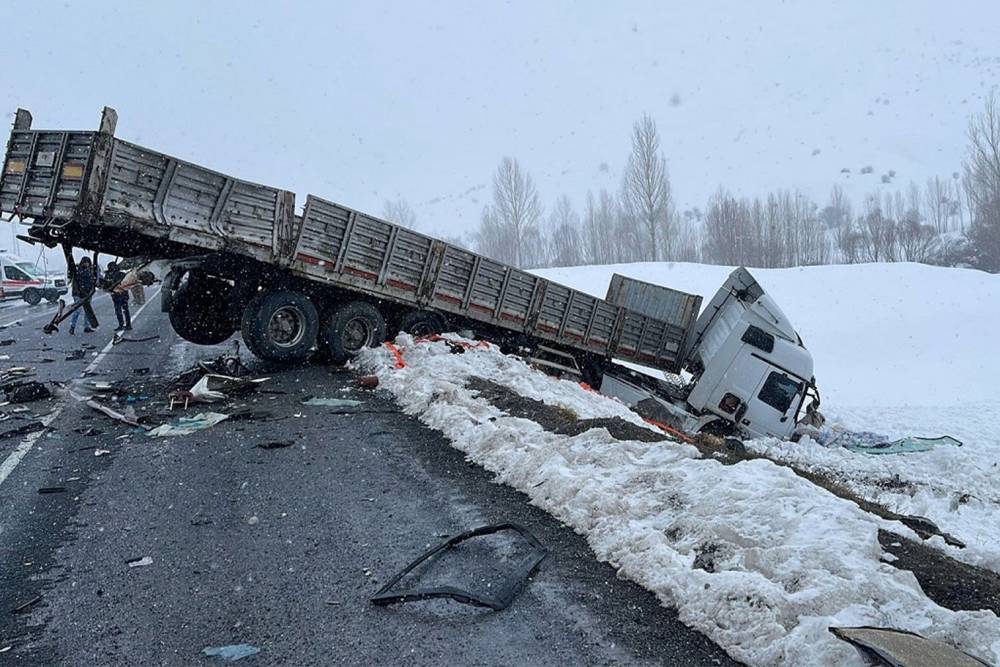 Van-Bitlis kara yolunda feci kaza: 2 &ouml;l&uuml;, 5 yaralı