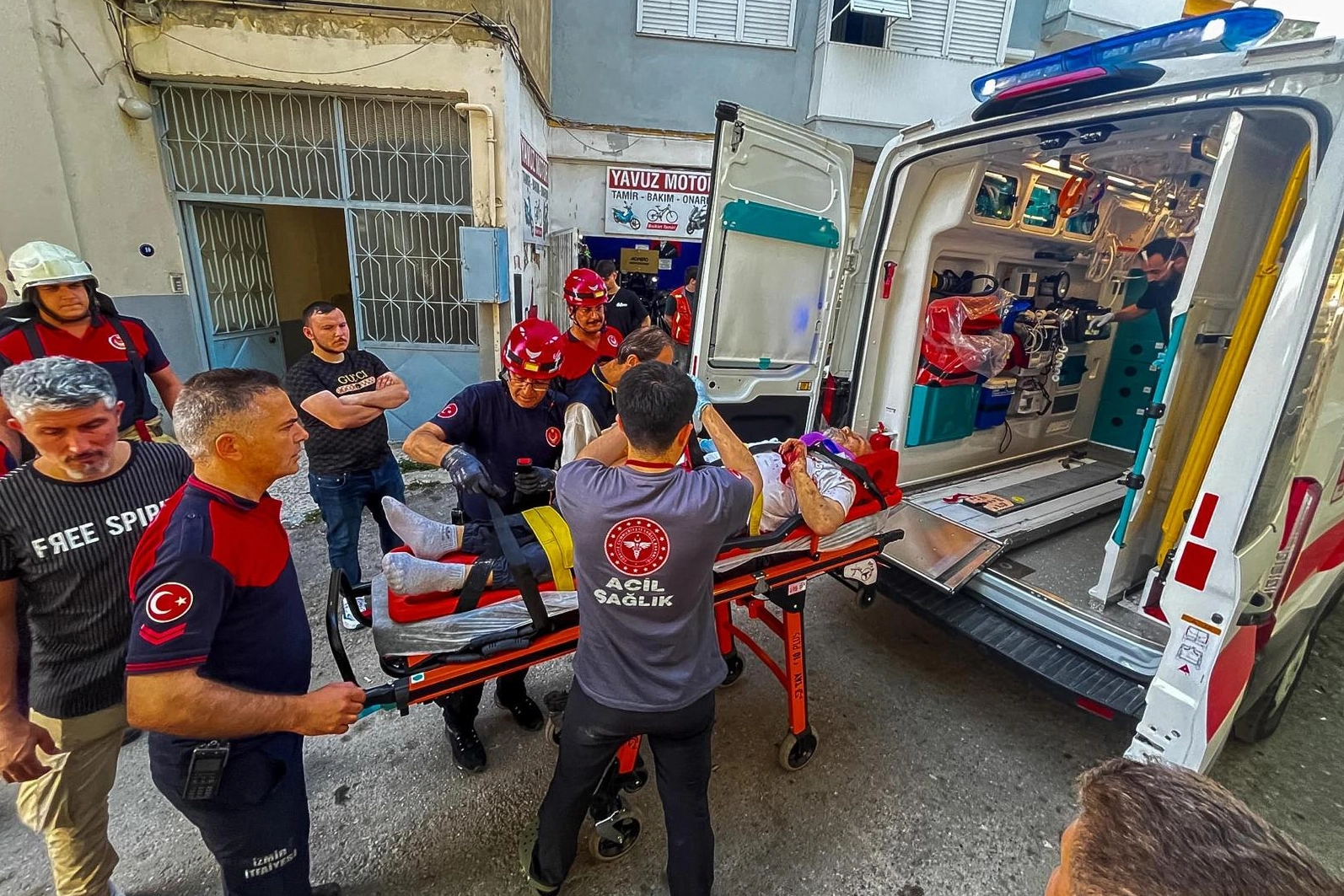 İzmir'de apartman boşluğuna d&uuml;şen vatandaşı itfaiye kurtardı