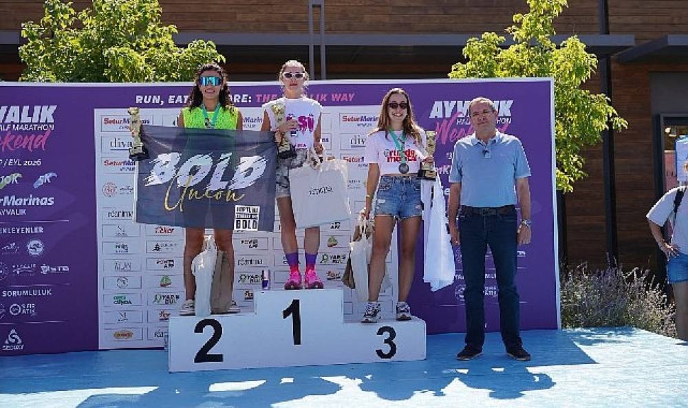 Ayvalık'ta yarı maratonun şampiyonları &ouml;d&uuml;llerini aldı