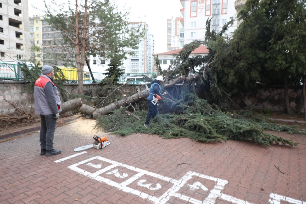 Kayseri Melikgazi'de r&uuml;zgar kabusu