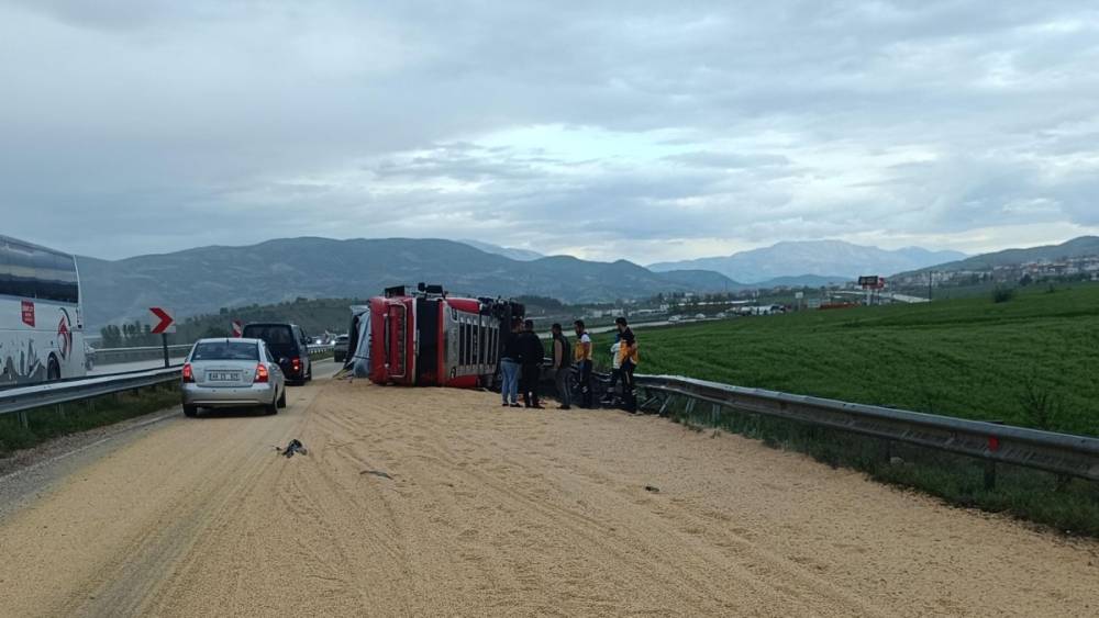 Devrilen mısır yüklü TIR'ın sürücüsü yaralandı 