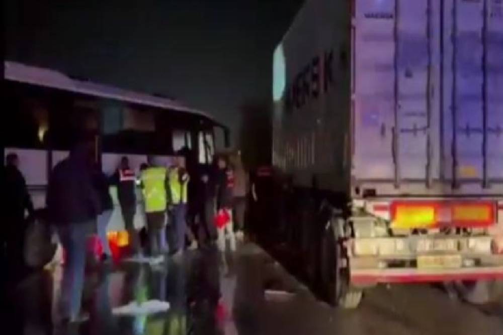 Sakarya&rsquo;da  zincirleme kazada 12 kişi yaralandı