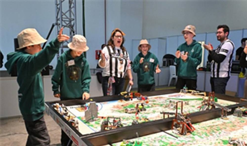 Gen&ccedil; mucitler Fuar İzmir'de yarıştı