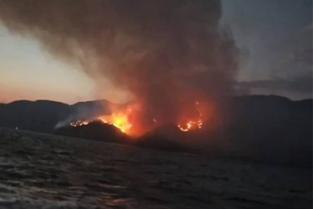 Marmaris'teki yangına denizden ve havadan m&uuml;dahale s&uuml;r&uuml;yor