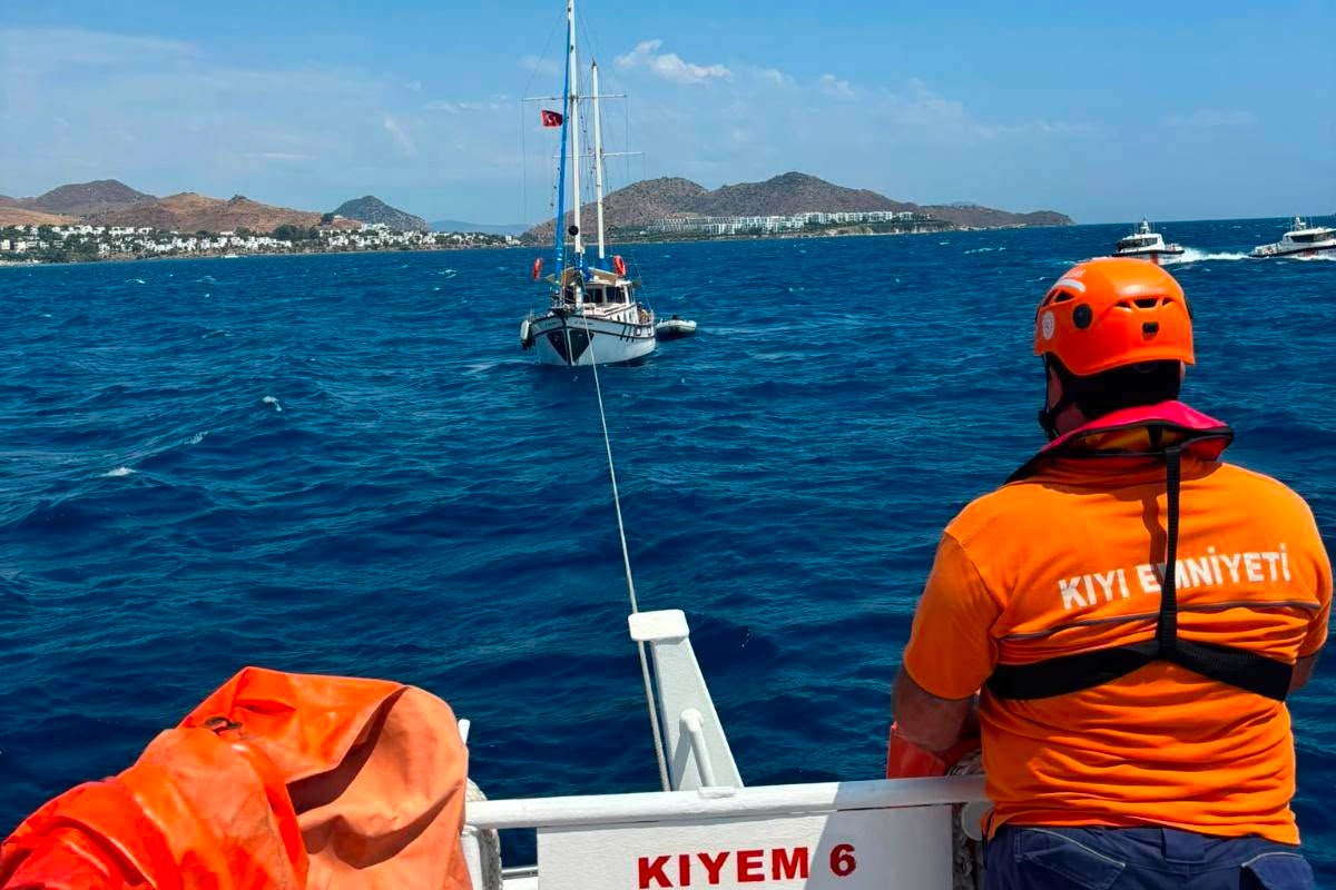 Bodrum a&ccedil;ıklarında arızalanan teknedeki 10 kişi kurtarıldı