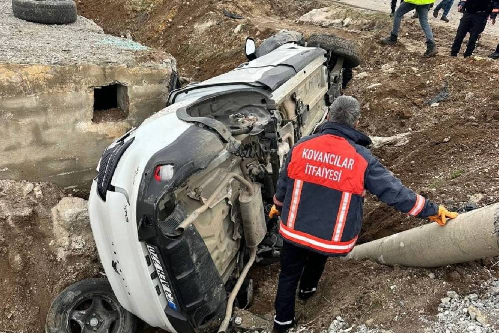 Kovancılar&rsquo;da trafik kazası: 1&rsquo;i ağır 2 yaralı