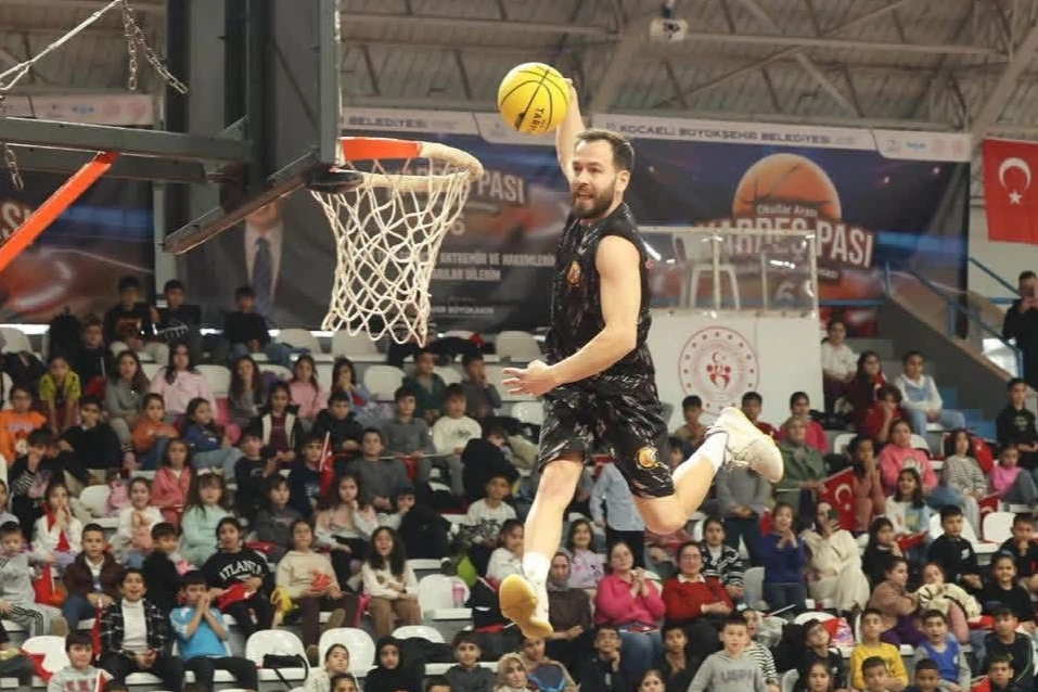 Kocaeli'de Başkan B&uuml;y&uuml;kakın&rsquo;dan gen&ccedil;lere &ldquo;Kardeş Pası&rdquo;