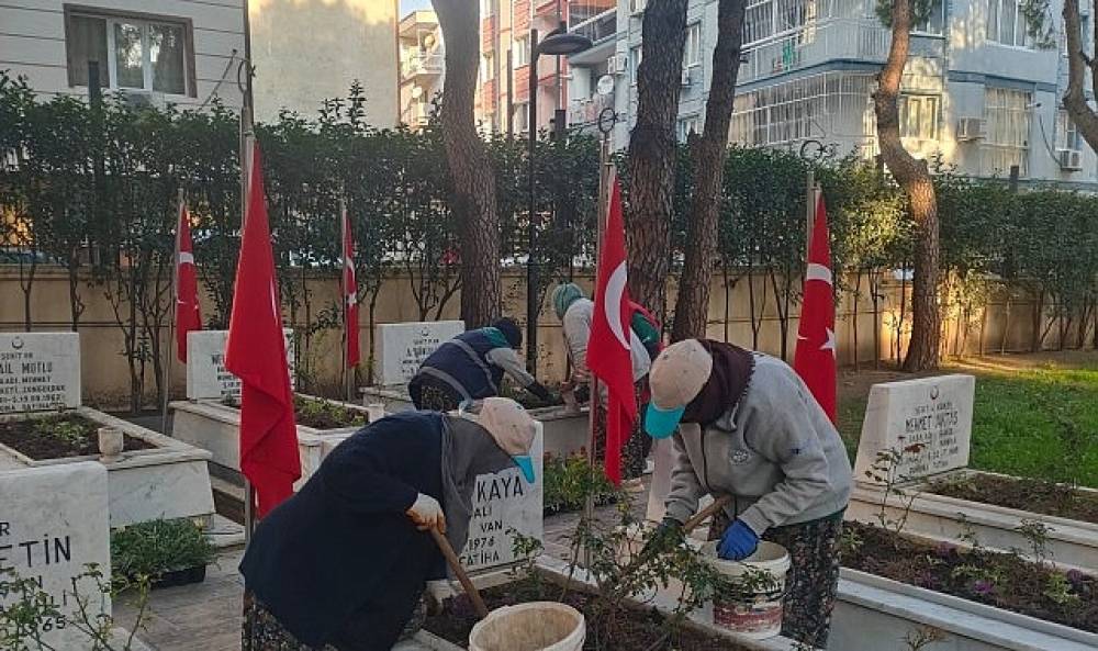 Manisa B&uuml;y&uuml;kşehir Belediyesi Şehitlikleri 18 Mart'a Hazırladı