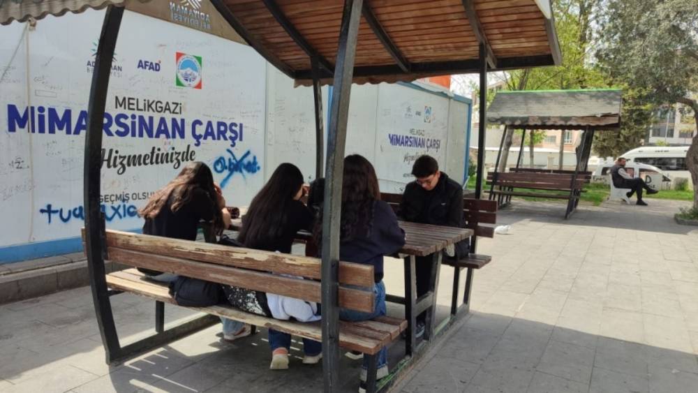 Adıyamanlı &ouml;ğrenciler okul girişlerinde &ouml;nlem bekliyor 