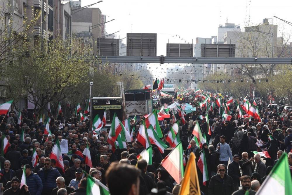 İran'da Şehitler İçin Duygu Dolu Cenaze Töreni Gerçekleşiyor