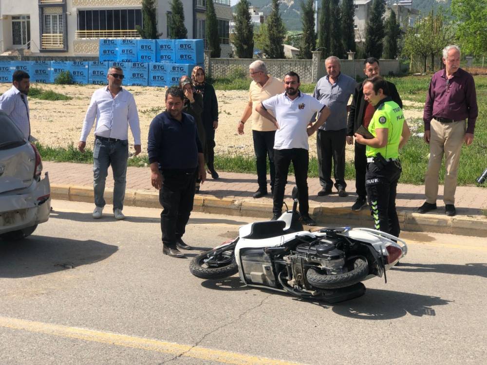 Eğitim aracına çarpan motosiklet sürücüsü ağır yaralandı 