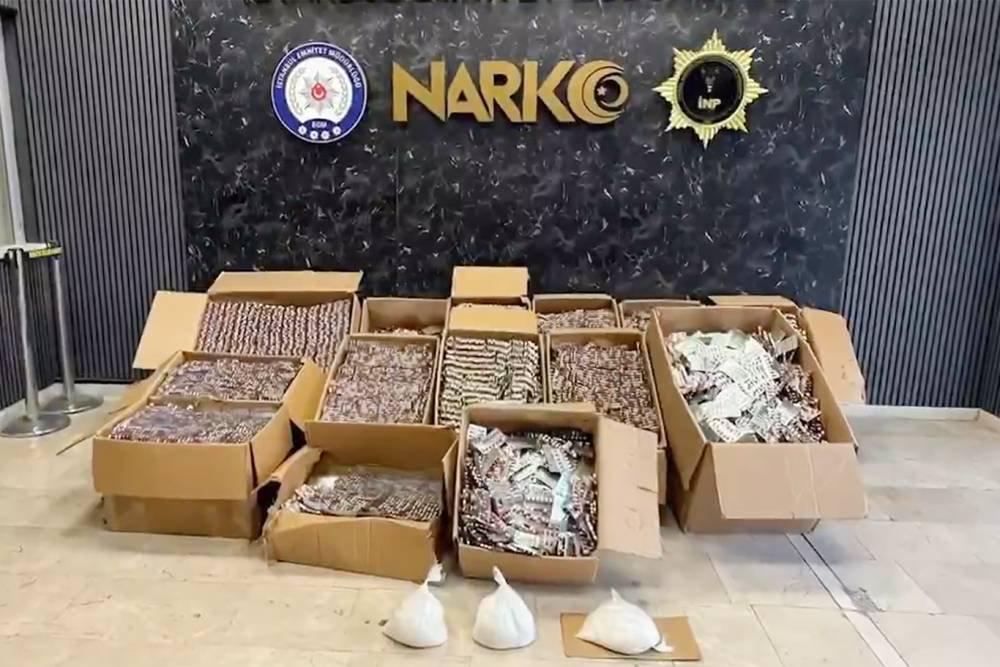 İstanbul'da 560 bin sentetik hap ile 3 kilogram uyuşturucu ele ge&ccedil;irildi
